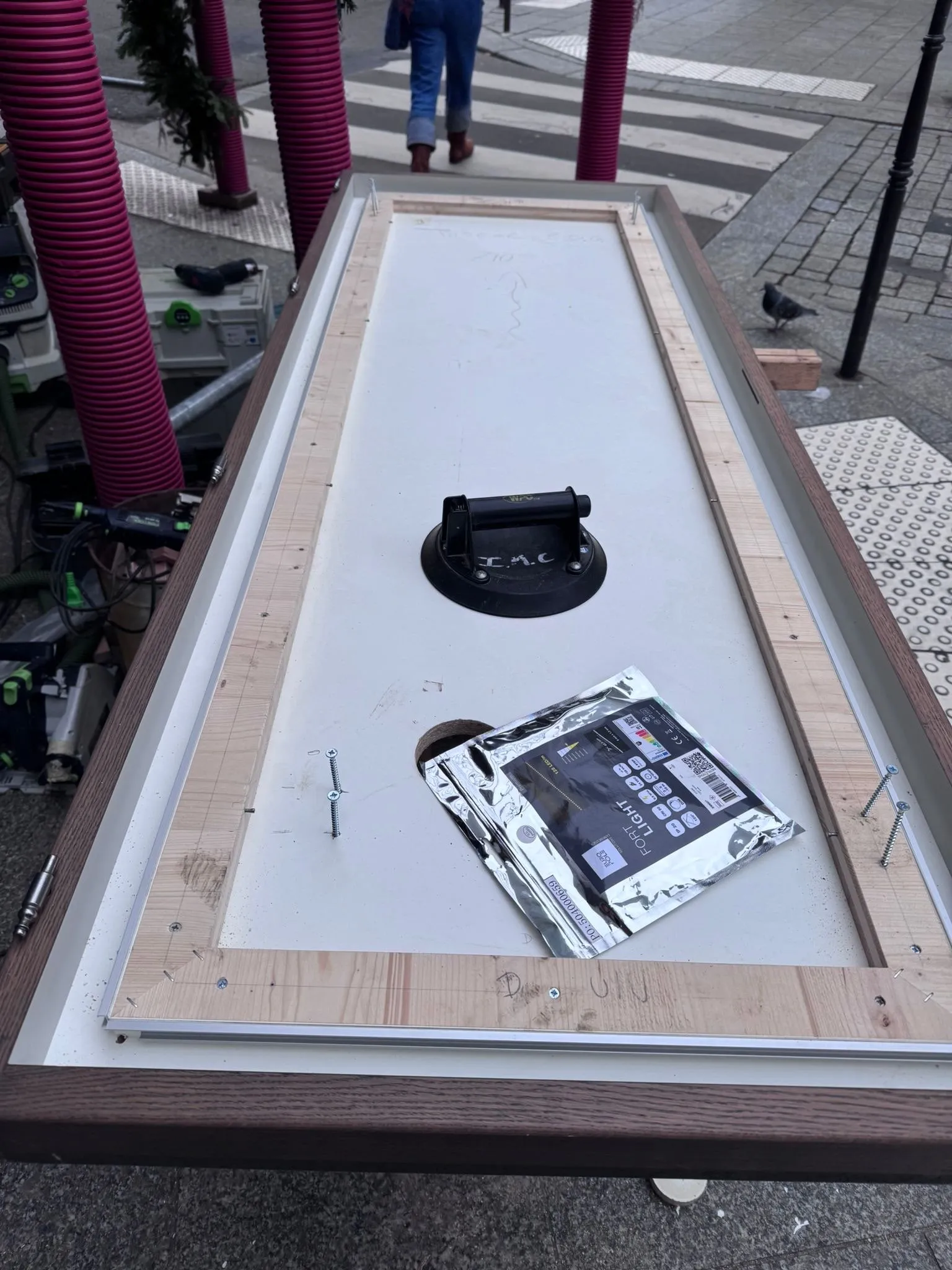 Installation de vitrine en cours