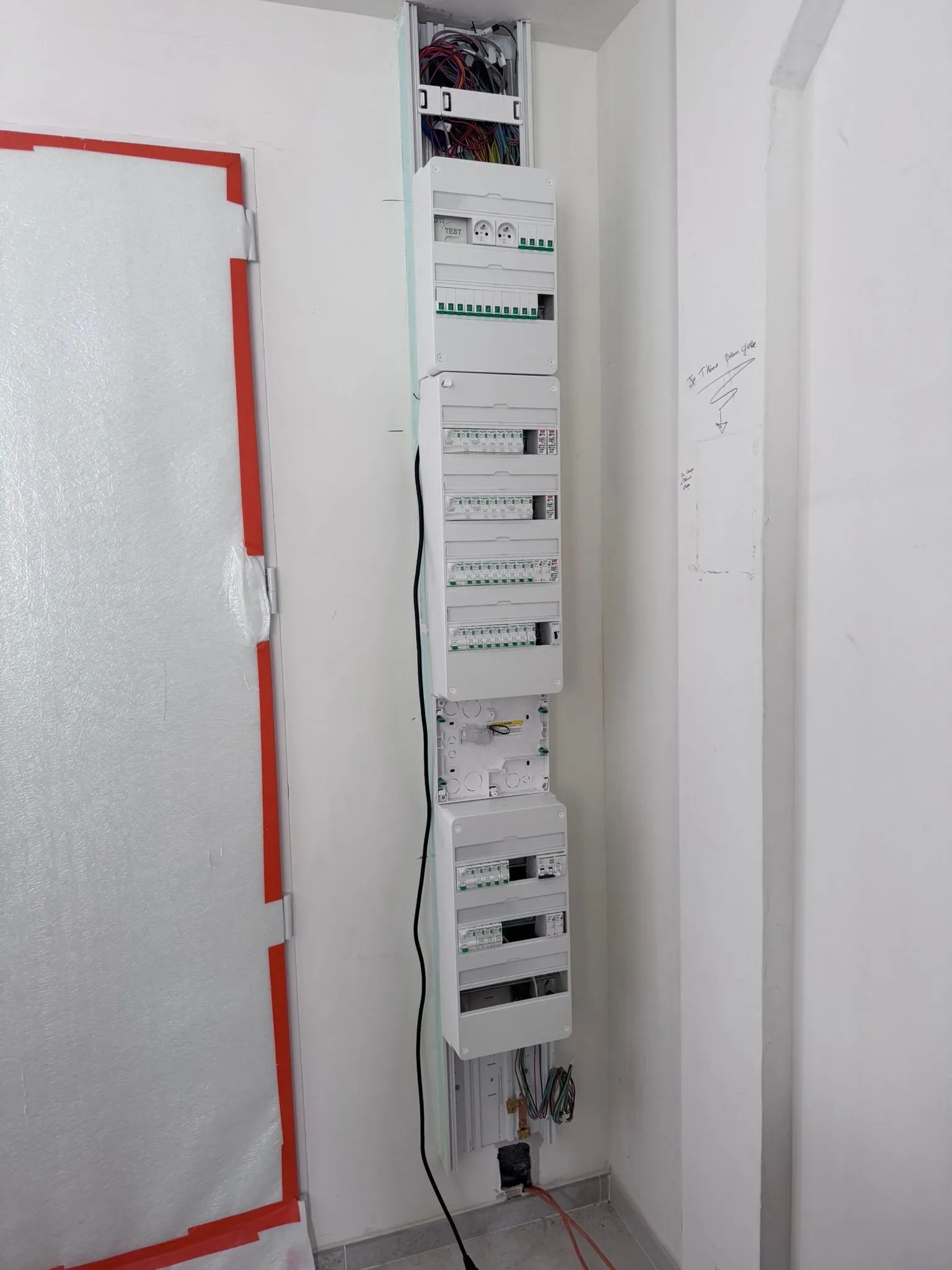 Tableau électrique et modules d’automatisme installés par Domotica Concept