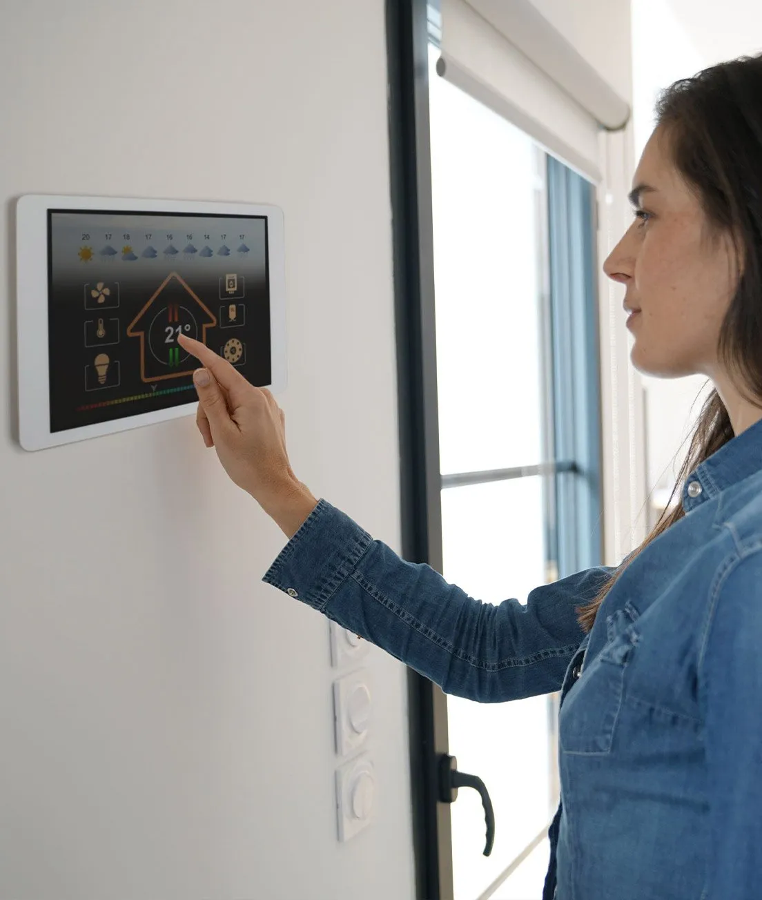 Interface tactile regroupant éclairage, chauffage et sécurité