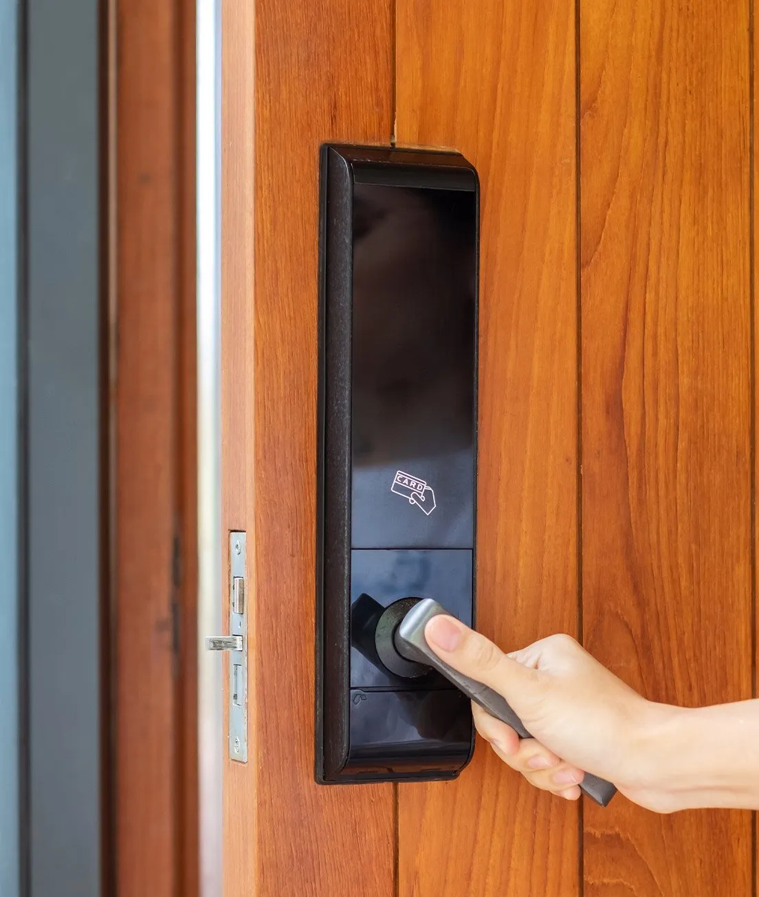 Serrure connectée installée sur une porte d’entrée